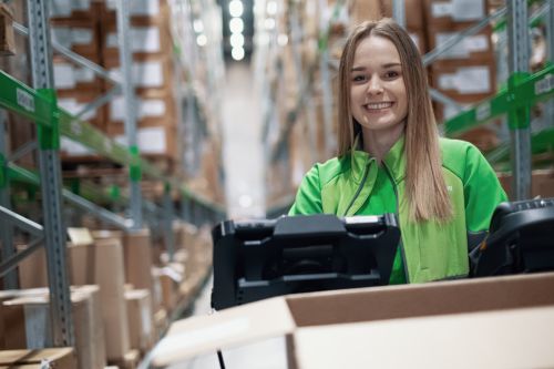 Jente på fulfilmentsenter smiler