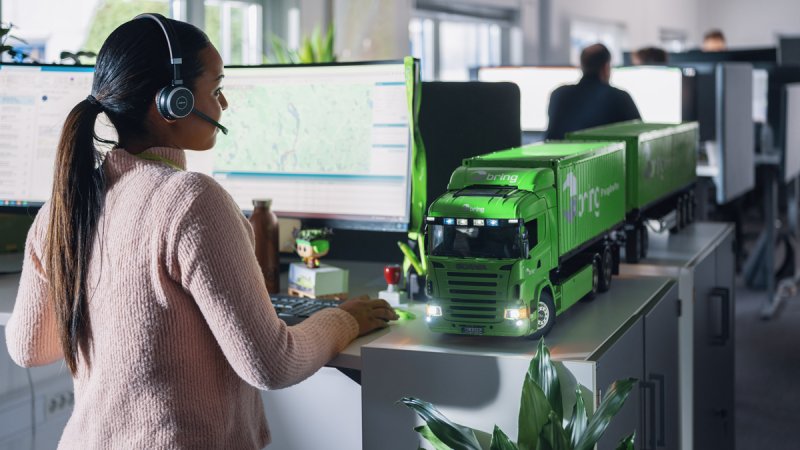 Kundservicemedarbeider snakker i telefon.