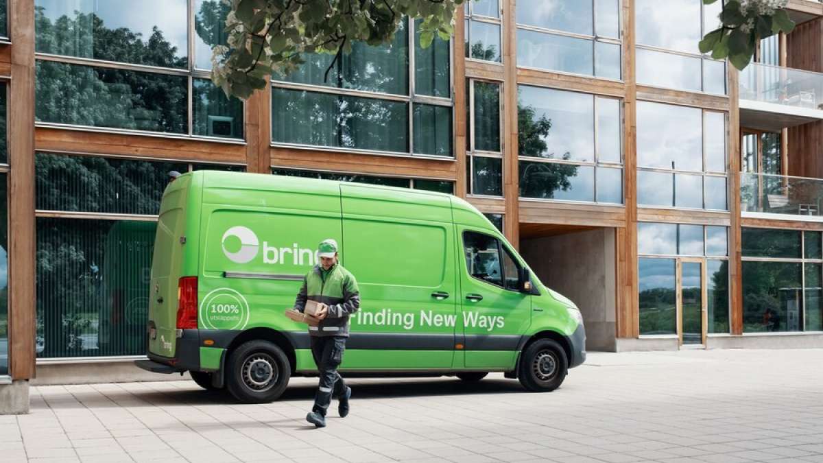 Bring employee delivers a parcel to an office