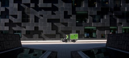Et Bring-bud på en Bring-el-sykkel