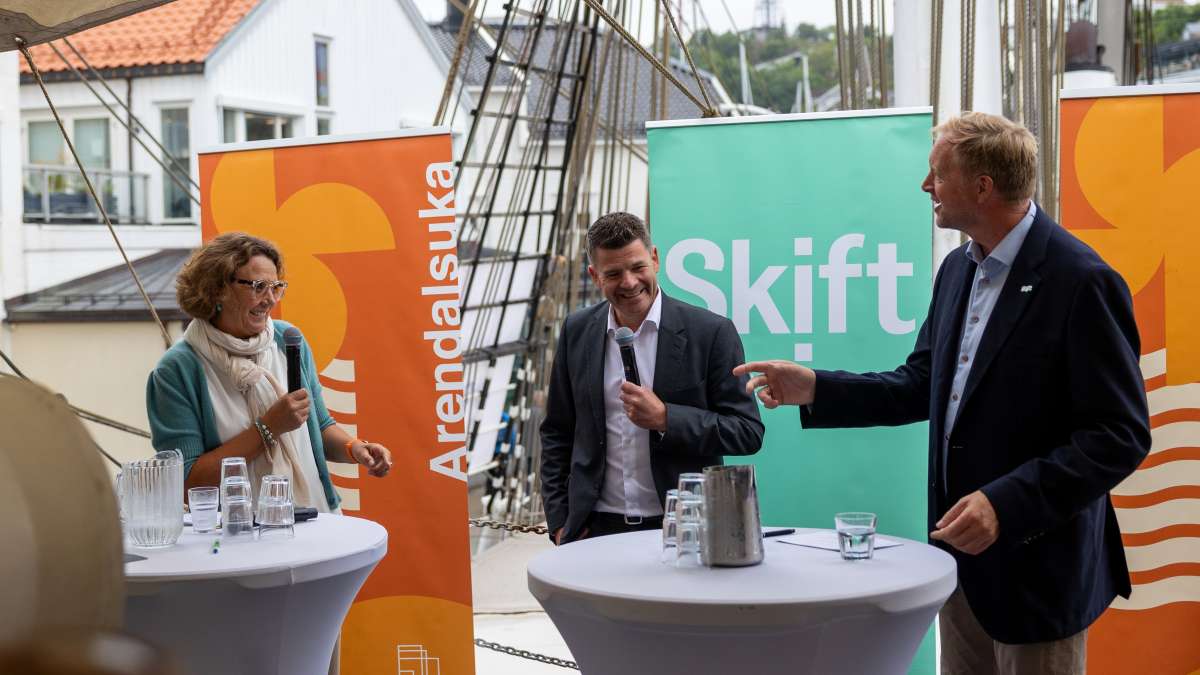 tre personer som presenterer på stand