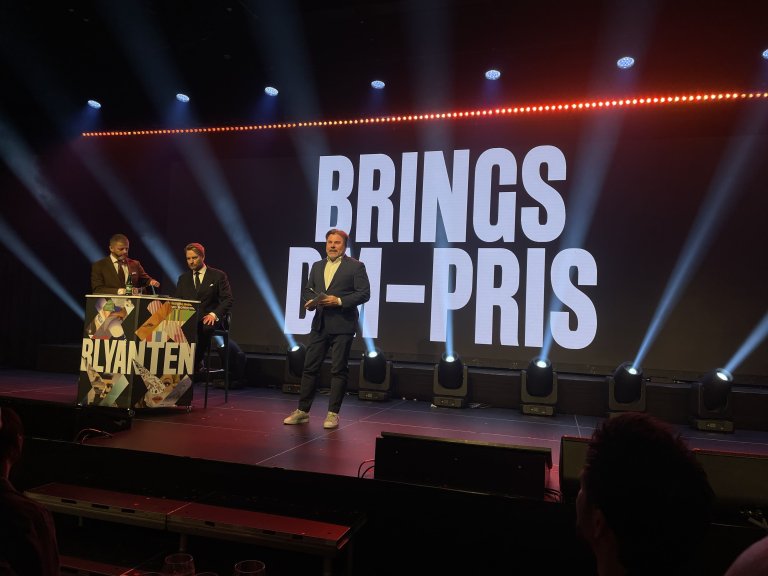 Børre Jensen på scenen for å dele ut Brings dm pris