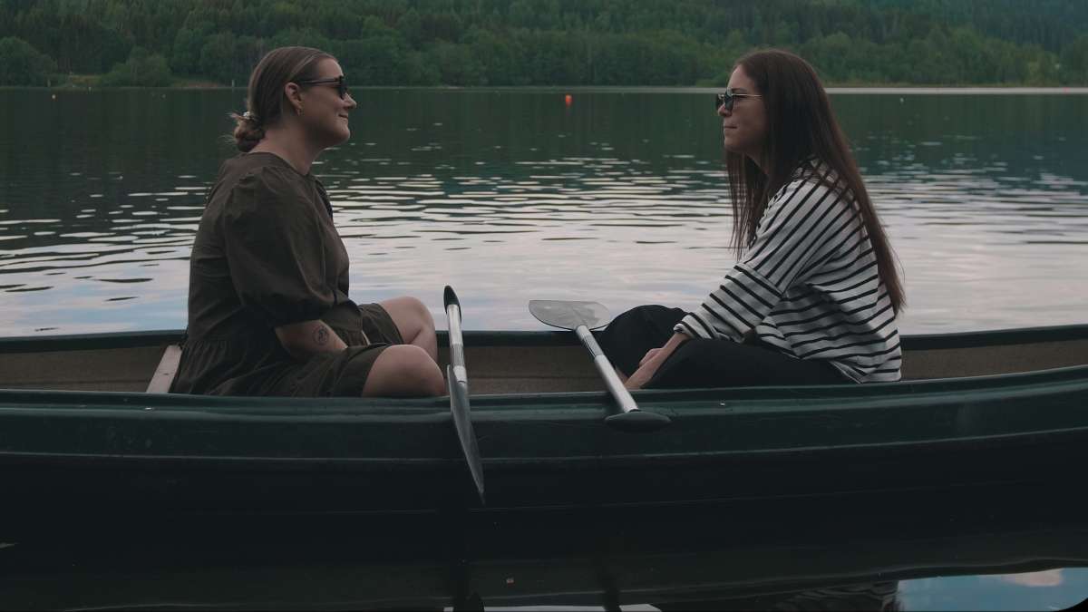 Melissa og May Linn sitter i en robåt