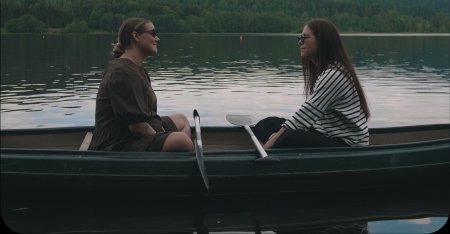 Melissa og May Linn sitter i en robåt