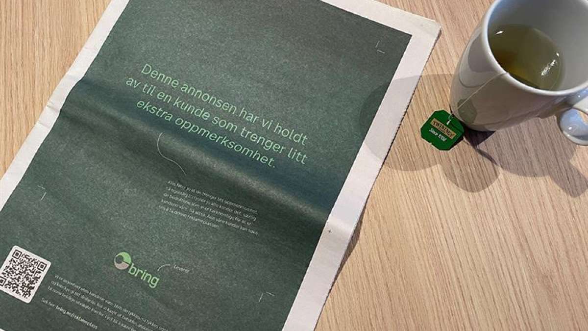 avis på et bord med en te kopp ved siden av