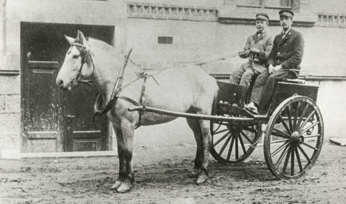 To postbud med hest og kjerre i Bergen. Foto: Norges Postmuseum