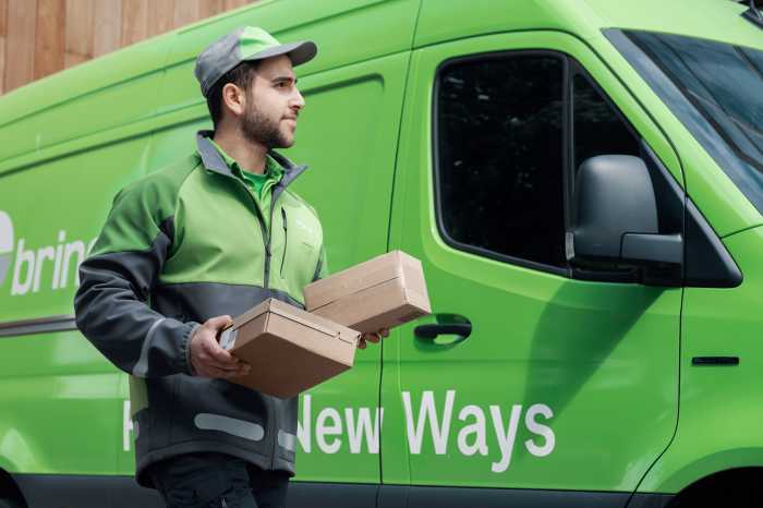 Bring-bud med to pakker i hendene