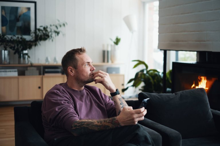Tenkende mann med mobil