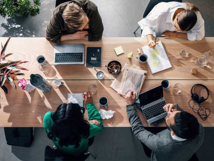 Fire personen i et møte rundt et bord