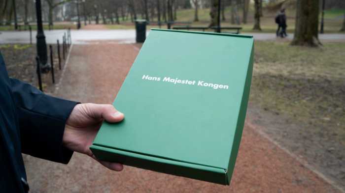 En grønn eske med teksten «Hans Majestet Kongen»