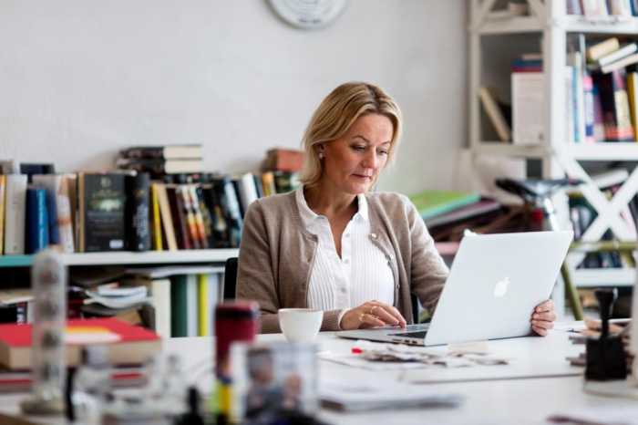 En kvinne som jobber på en laptop