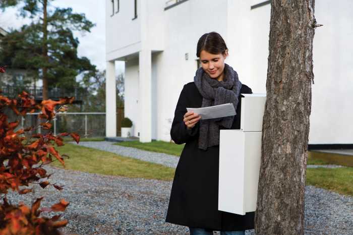 En kvinne som ser på posten hun har fått