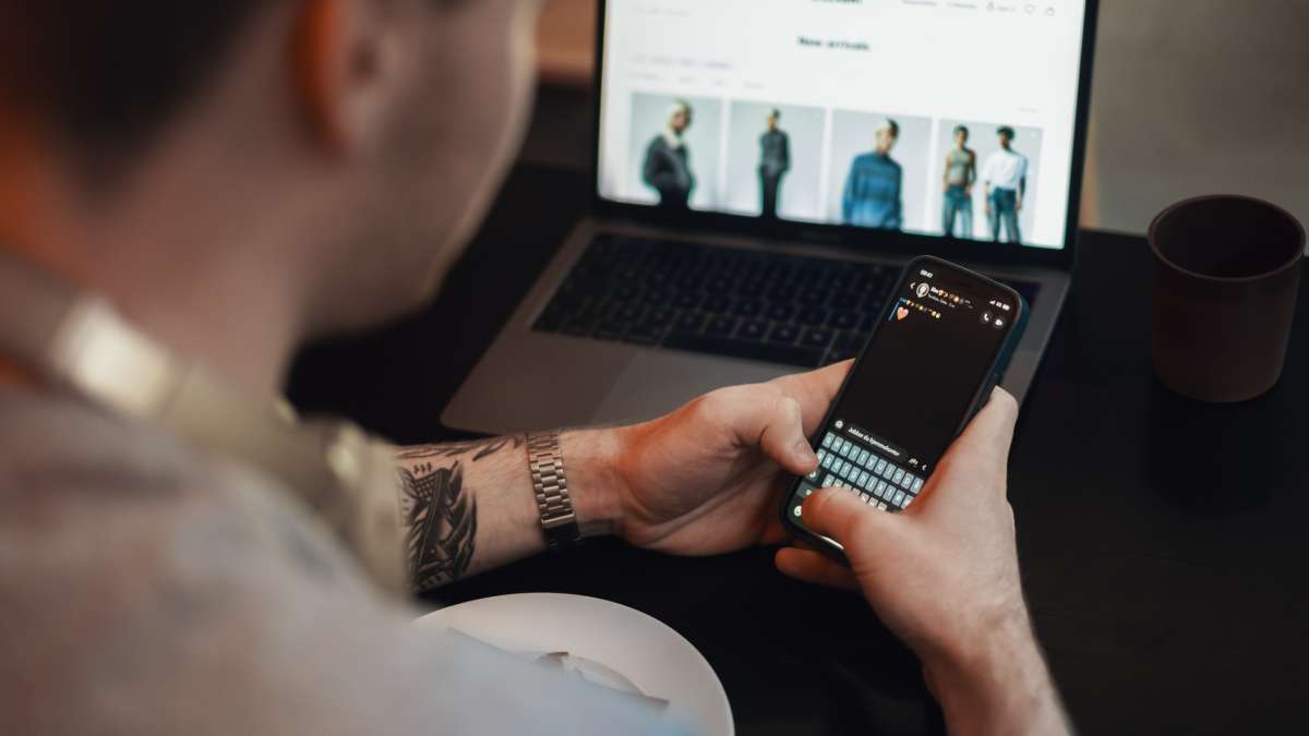 En person som handler klær på nett 