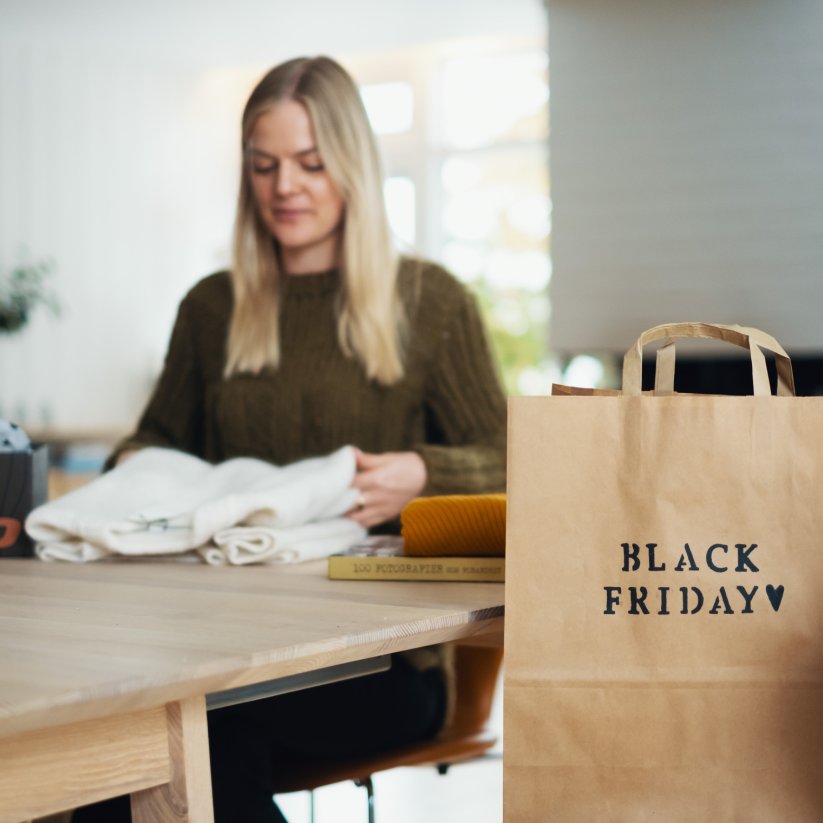 dame pakker opp ting som er kjøpt, fra pakker og poser