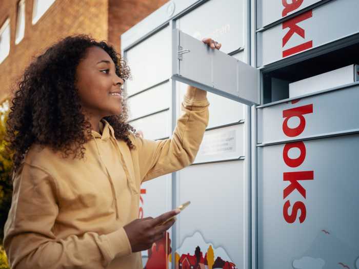 Jente åpner pakkeboks