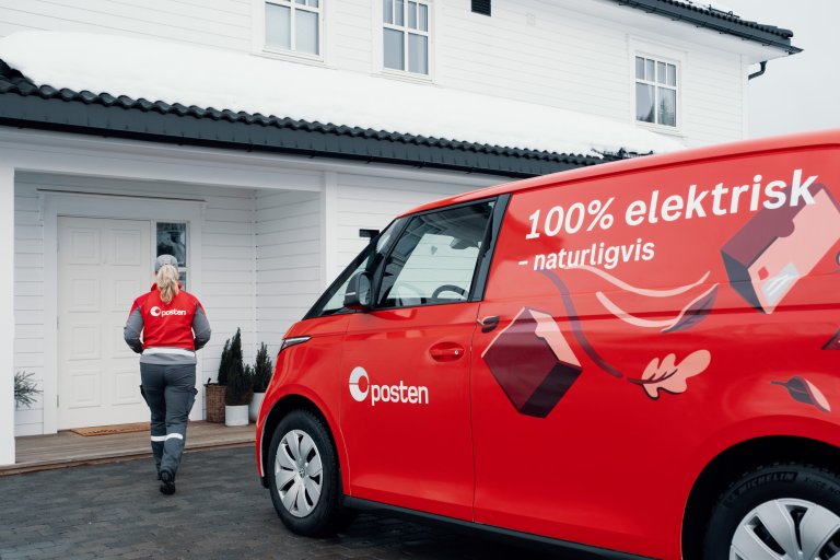 En Bring-sjåfør går foran en Bring-bil mot et hus for å levere en pakke