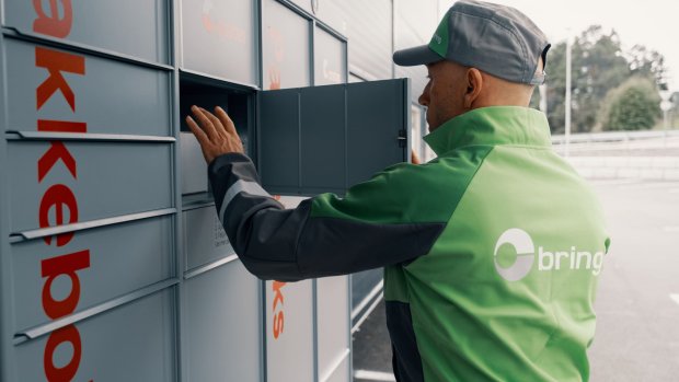 En Bring-sjåfør leverer en pakke i en pakkeboks