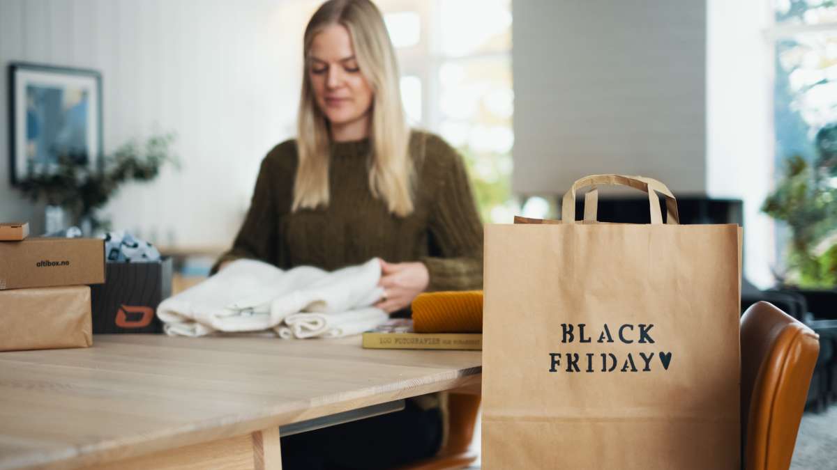 dame pakker opp ting som er kjøpt, fra pakker og poser