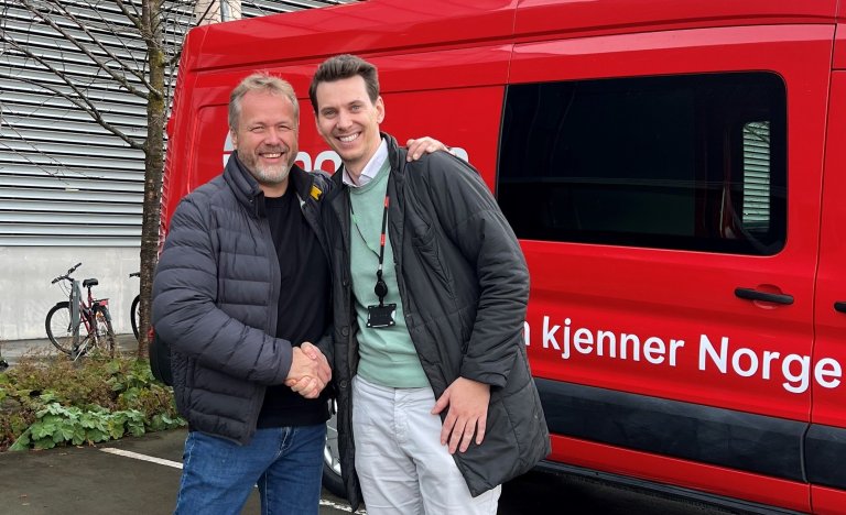 To menn foran en van