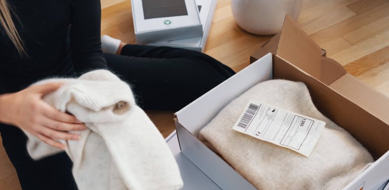 Kvinne returnerer pakker til nettbutikker