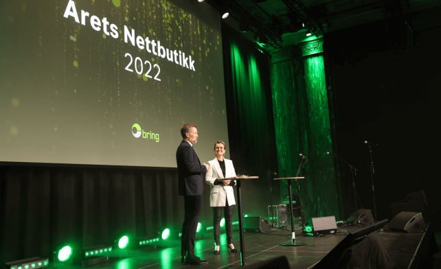 To personer på scenen under netthandelsprisene 2022