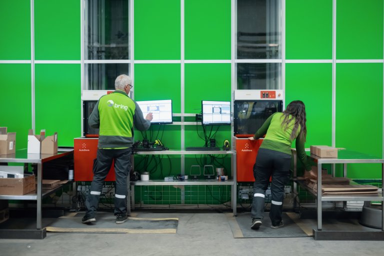 To_personer_laster_inn_pakker_i_Autostore__PMM_65760_Foto_Aksel_Jermstad.jpg