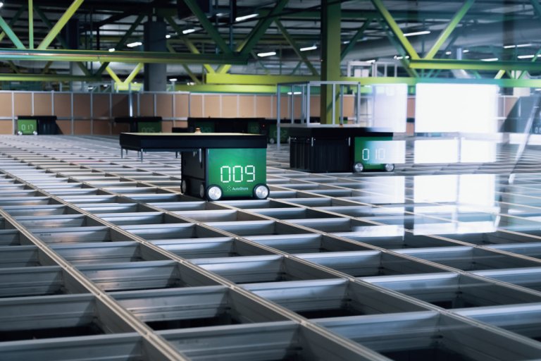 Roboter går over grid på autostore lager