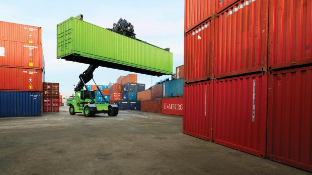 Bringtruck løfter grønn container.